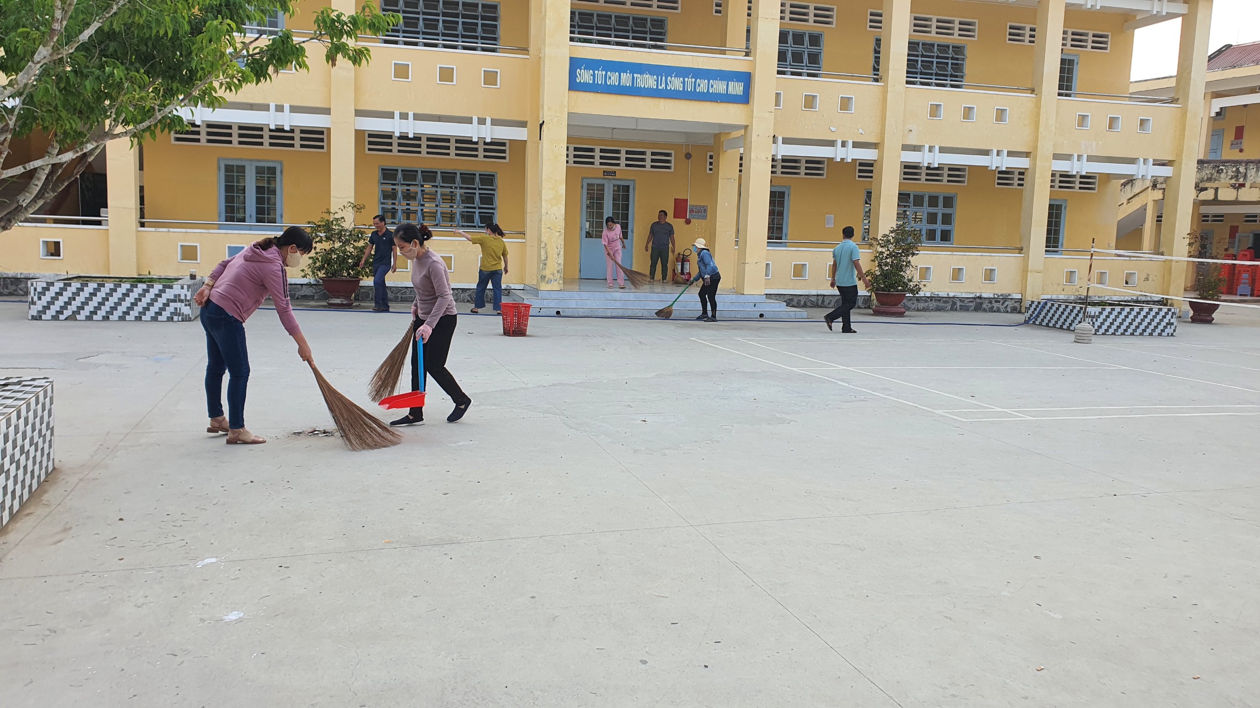 GIÁO VIÊN - CÔNG NHÂN VIÊN TRƯỜNG TỔNG VỆ SINH TRƯỚC KHI NGHỈ TẾT